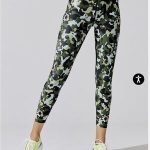 Carbon38 High Rise 7/8 Refreshing Camo Leggings Size Small NWOT